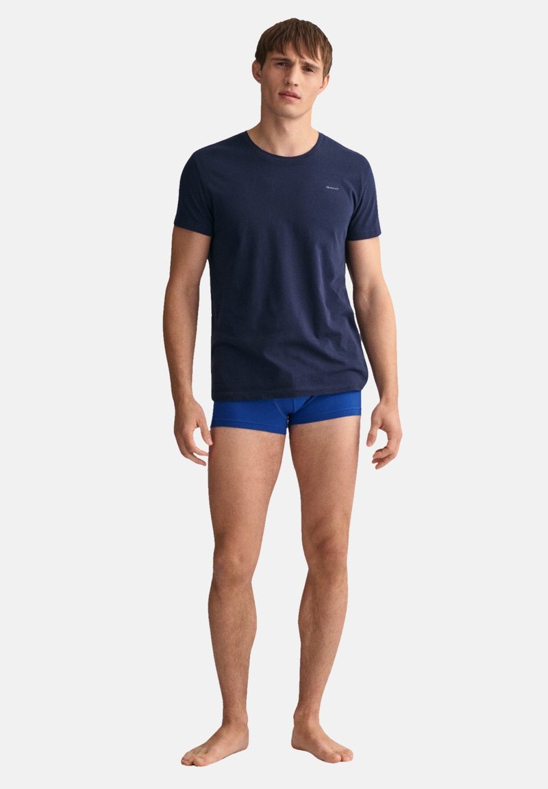 Marineblå bomulls-T-skjorte kombinert med blå boxershorts. T-skjorten har rund halsutringning og en smal passform, med minimal logodetalj.