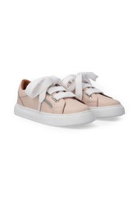 Rosa Leder-Sneaker mit weißen Stoffschnürsenkeln und kontrastierenden silbernen Reißverschlussdetail, ausgestattet mit einer weißen Gummisohle und einem abgerundeten Zehenbereich.