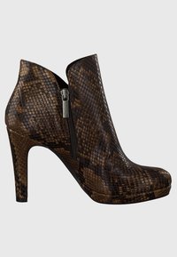 Botki na wysokim obcasie w brązowy wzór węża, wykonane z teksturowanego materiału syntetycznego, z bocznym zamkiem błyskawicznym i zaokrąglonym noskiem.