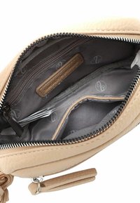 Portafoglio in pelle beige con superficie texturizzata, cerniera argentata e numerosi scomparti interni, tra cui una fessura per carte e una tasca con zip.