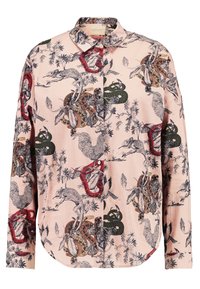 Langærmet skjorte i blødt pink stof med et indviklet dyrelivsmønster med slanger, firben og fugle i mørke og livlige farver.