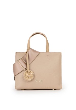 Borsa a mano in pelle beige strutturata con due manici, ampia tracolla abbinata, charm circolare dorato e logo dorato "V°73" sulla parte anteriore.