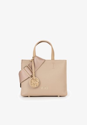 Sac à main en cuir beige texturé avec deux poignées, large bandoulière assortie, charm circulaire doré et logo doré « V°73 » sur le devant.