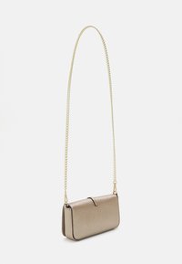 Bolso de mano rectangular de metal dorado con una larga cadena, que presenta una textura suave y un sencillo cierre de solapa.