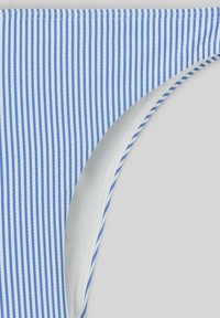 Bas de bikini rayé bleu et blanc avec une texture lisse, comportant une doublure intérieure blanche et des bords cousus. Conçu pour un ajustement confortable.