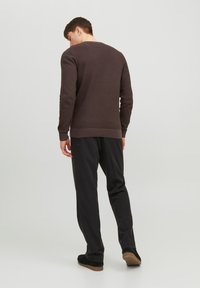 Jack & Jones JJEATLAS CREW NECK - Jersey de punto - seal brown