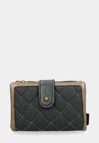 Portafoglio in pelle nera trapuntata con pattina in pelle grigia, hardware dorato e cuciture bianche. Presenta una chiusura con zip e un bottone decorativo.