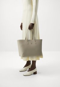 Tommy Hilfiger CHIC TOTE - Veľká kabelka - classic beige