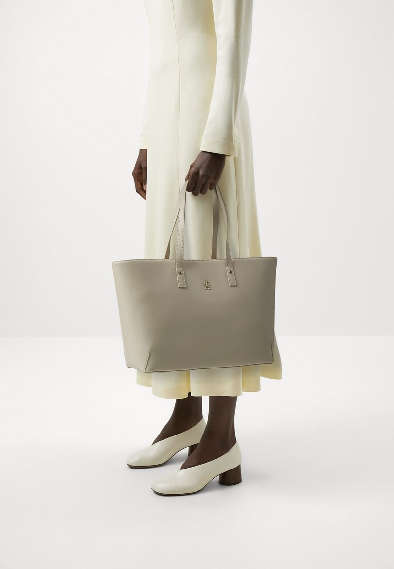 Tommy Hilfiger CHIC TOTE - Veľká kabelka - classic beige