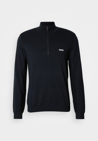 Jūras spēku džemperis ar augstu apkakli un puszipa aizdari. Materiāls ir mīksts ar teksturētu apdari. Izceltas ir mazs balts "BOSS" logo uz krūšu.