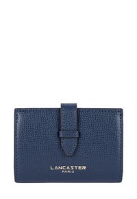 Portafoglio testurizzato blu navy con chiusura frontale e logo dorato "Lancaster Paris". Forma rettangolare compatta adatta per carte e contanti.