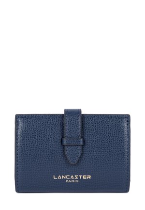 Portefeuille texturé bleu marine avec un fermoir à l'avant et le logo doré "Lancaster Paris". Forme rectangulaire compacte adaptée pour les cartes et l'argent.