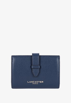 Portefeuille texturé bleu marine avec un fermoir à l'avant et le logo doré "Lancaster Paris". Forme rectangulaire compacte adaptée pour les cartes et l'argent.