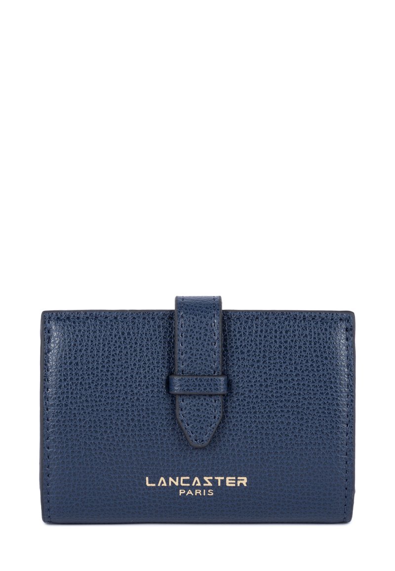 Portafoglio testurizzato blu navy con chiusura frontale e logo dorato "Lancaster Paris". Forma rettangolare compatta adatta per carte e contanti.