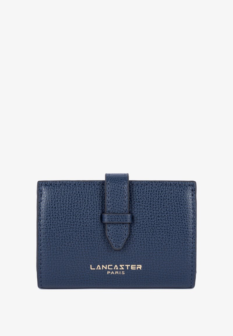 Marineblauw gestructureerde portemonnee met een voorste sluiting en een gouden 'Lancaster Paris' logo. Compact rechthoekig van vorm, geschikt voor kaarten en contant geld.