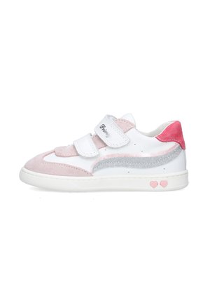 Scarpa da ginnastica bianca e rosa per bambini con due cinturini in velcro, fascia glitter argentata e due disegni a forma di cuore rosa sulla suola.
