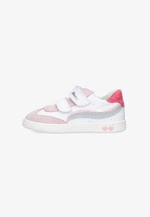 Scarpa da ginnastica bianca e rosa per bambini con due cinturini in velcro, fascia glitter argentata e due disegni a forma di cuore rosa sulla suola.
