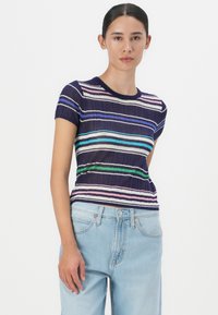Marine gestreiftes T-Shirt mit kurzen Ärmeln, das horizontale Streifen in Pink, Hellblau und Grün zeigt. Strukturiertes, leicht tailliertes Design.