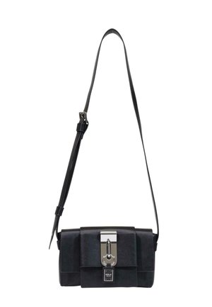 Bolso bandolera rectangular de cuero negro con correa ajustable y cierre metálico plateado con una pequeña etiqueta colgante.