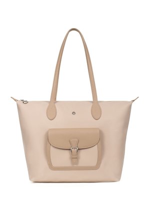 Borsa tote beige con manici lunghi, tasca frontale con pattina e chiusura a fibbia, e chiusura zip superiore. Design semplice e texture liscia.