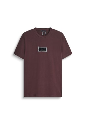 T-shirt di cotone bordeaux con collo tondo, maniche corte e una toppa rettangolare nera con il testo "A.M." e "Anthony Morato" in bianco.
