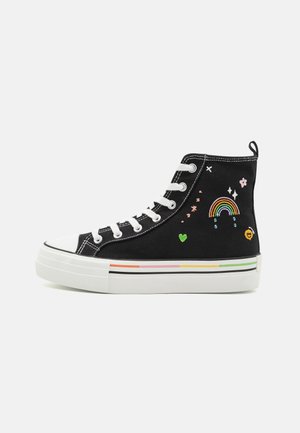 Schwarze High-Top-Sneaker mit weißen Schnürsenkeln, die mit gestickten Motiven versehen sind: Regenbogen, Herzen und Blumen. Weiße Sohle mit bunten Streifen.