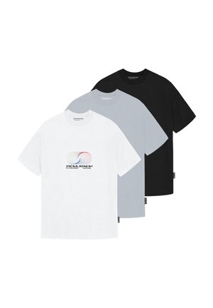 Drie T-shirts met korte mouwen in wit, grijs en zwart. Gemaakt van katoen, met een grafisch ontwerp op het witte shirt met tekst eronder.