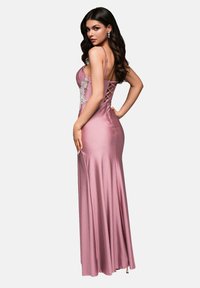 Rosa satin kvällsklänning med en figurnära silhuett, snörning i ryggen och blomsterguider på bodice. Knä-lång fåll.