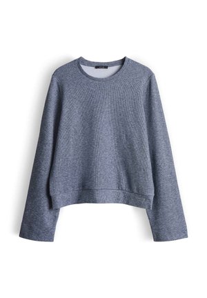 Maglione leggero a maniche lunghe, corto, in misto cotone grigio scuro, con collo rotondo e bordi a costine. Finitura morbida e strutturata.