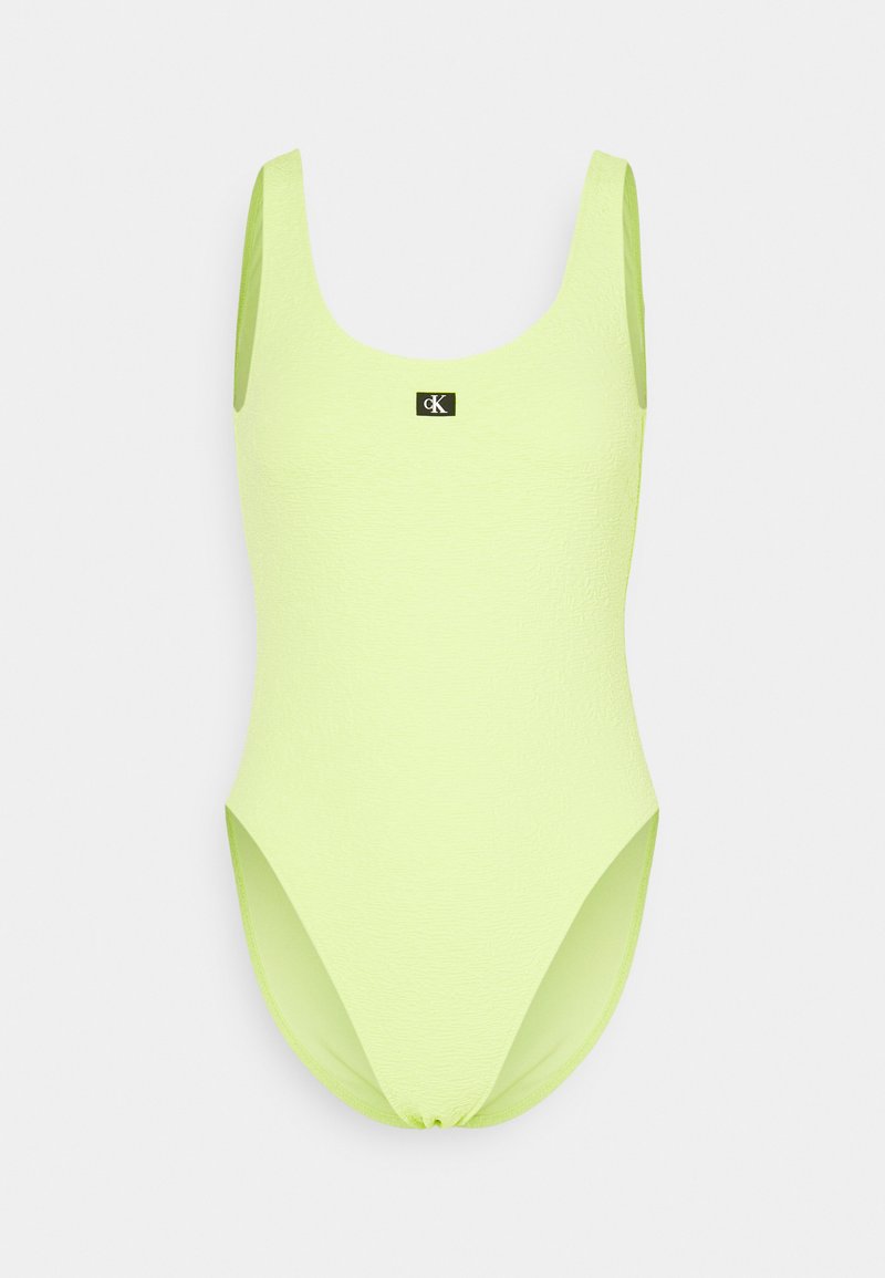Maillot de bain une pièce vert lime avec une finition texturée, décolleté en scoop et jambes échancrées. Présente un logo noir sur le devant.