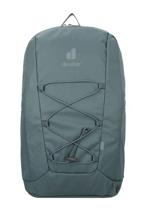 Grüner Stoff-Rucksack mit einer Front-Bungee-Schnur, Logo im oberen Bereich, Reißverschluss und Seitentaschen für zusätzlichen Stauraum.