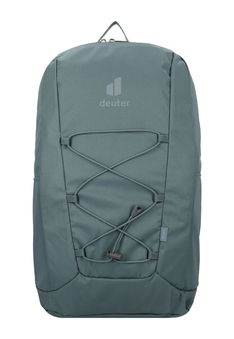Grüner Stoff-Rucksack mit einer Front-Bungee-Schnur, Logo im oberen Bereich, Reißverschluss und Seitentaschen für zusätzlichen Stauraum.