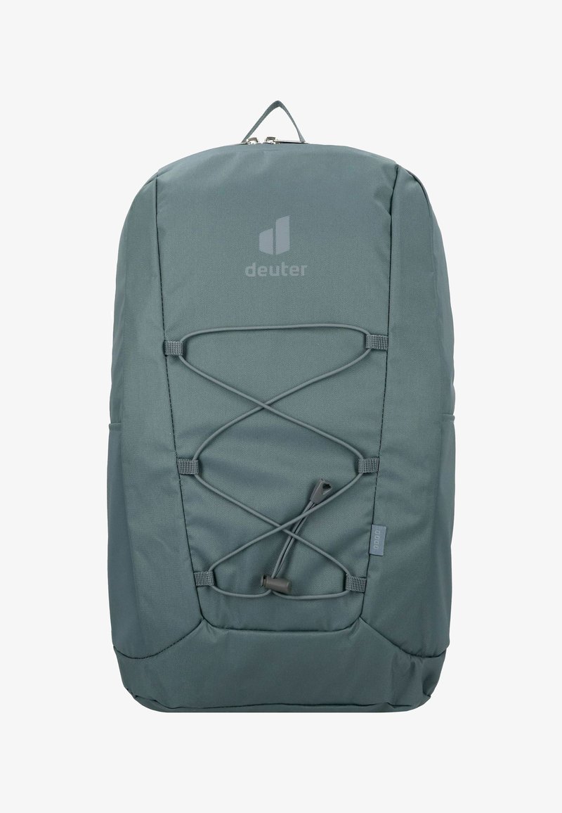 Mochila de tela verde con cordón elástico en el frente, logo en la parte superior, cierre con cremallera y bolsillos laterales para mayor almacenamiento.