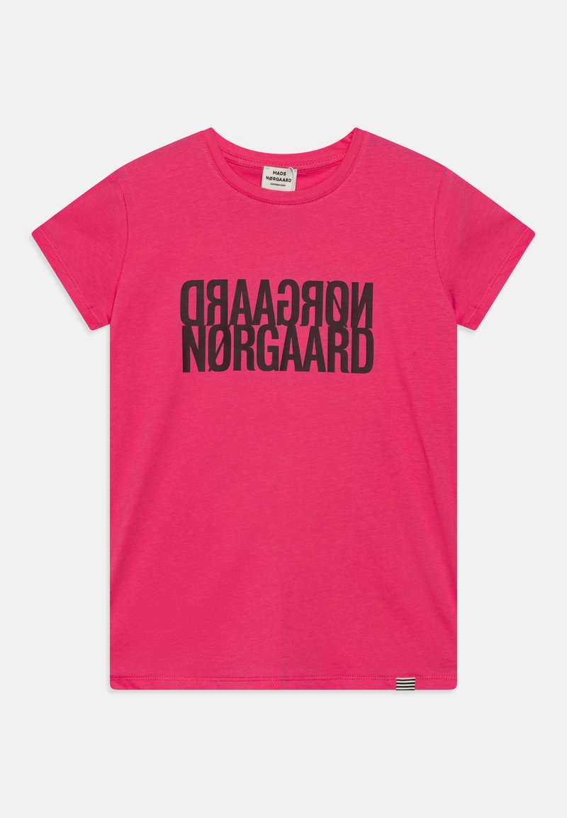 Růžové bavlněné tričko s krátkým rukávem, na kterém je vertikálně vytištěn velký černý grafický text "Nørgaard".