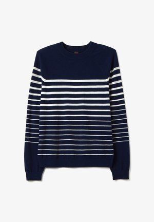 Un suéter de cuello redondo azul marino con rayas blancas horizontales en el pecho, las mangas y el torso, con puños y dobladillo acanalados.