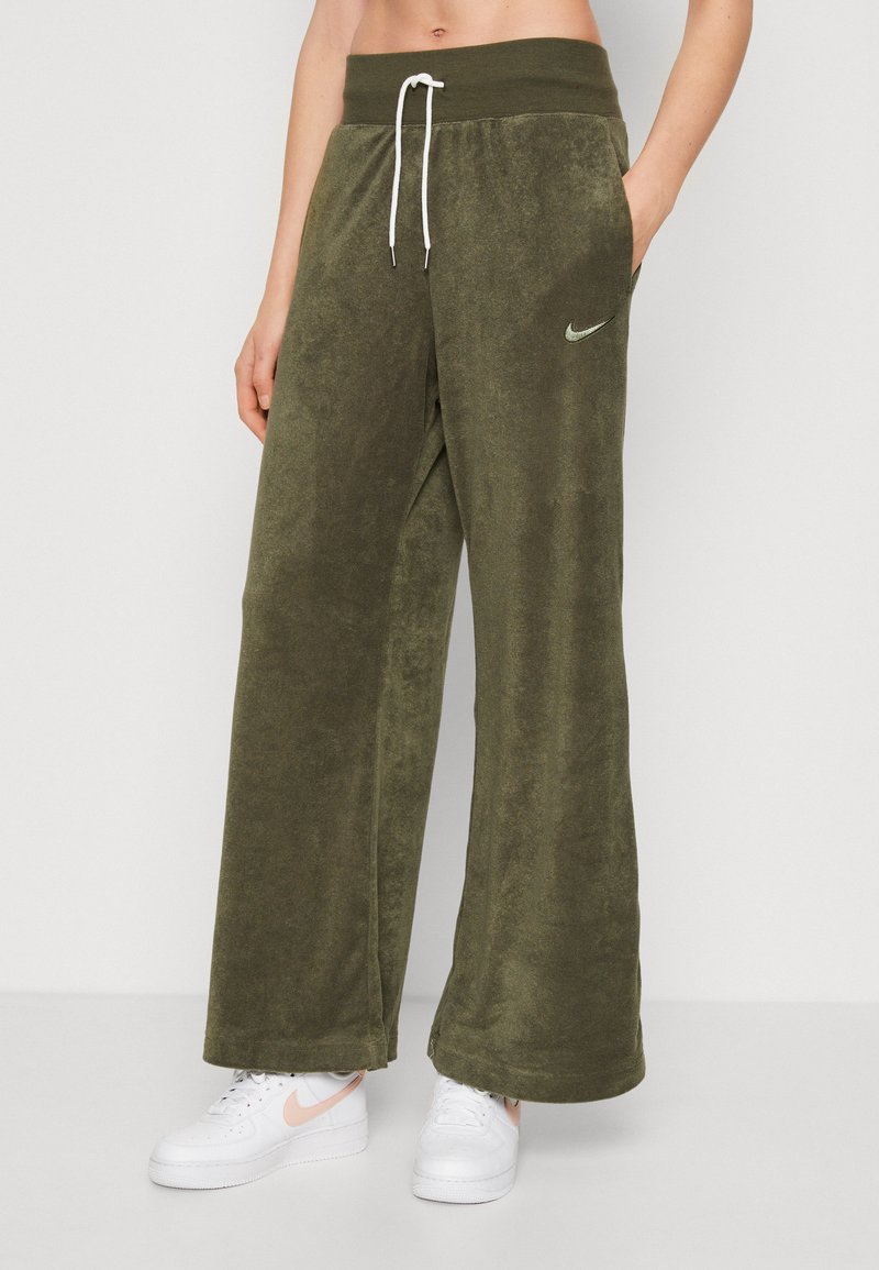 Nike Sportswear LEG PANT - Tracksuit bottoms - cargo khaki/oil green ...