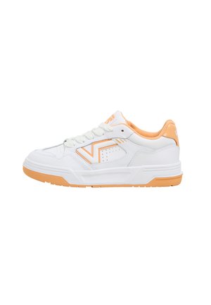 Hvide sneakers med orange accenter; har en glat læderoverdel, perforerede sidepaneler og en gummisål med struktureret mønster.