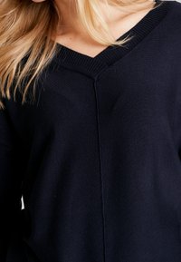 comma Sweter