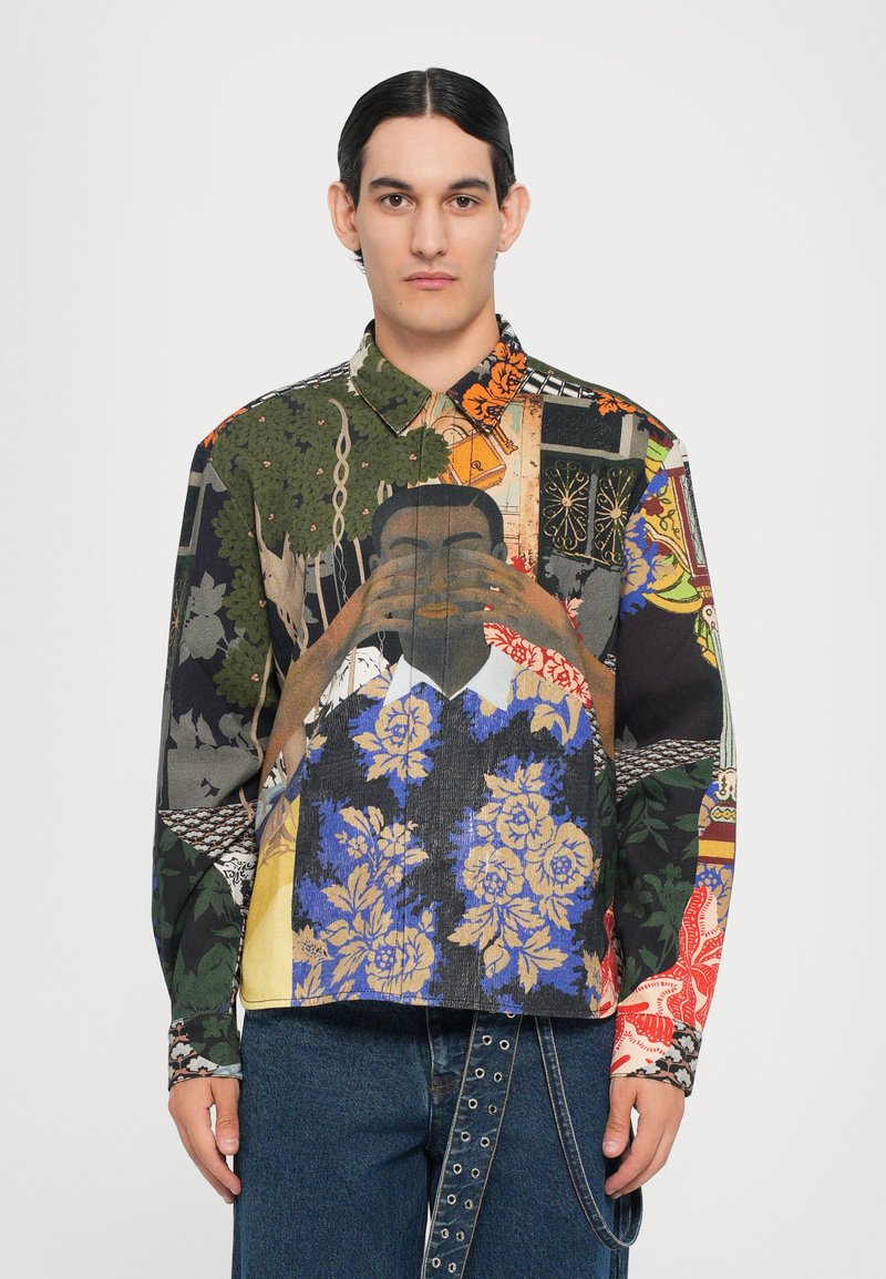 Hemd mit Kragen und Knopfleiste, das ein Patchwork-Design mit mehrfarbigen Floral- und Grafikmustern zeigt. Hergestellt aus leichtem Stoff, lockere Passform.