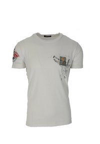 Valkoinen puuvillat-paita, jossa on graafiset printit edessä ja vasemmassa hihassa. Lyhyet hihat, pyöreä kaula-aukko ja slim fit -malli.