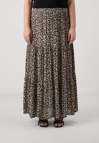 Maxi sukně s leopardím potiskem, s vrstveným designem, elastickým pasem a lehkým materiálem. Nosit s černými sandály.