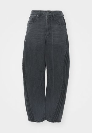 Laza fekete farmernadrág, elhalványodott felülettel, öt zsebbel, derék gombos záródással és varrásokkal az elején és az oldalán.