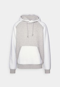 Sudadera con capucha gris y blanca, con un bolsillo frontal, que presenta un diseño de mangas ranglan, capucha con cordón y una textura suave.