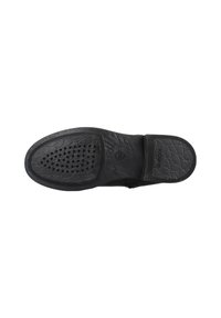 Suela de goma negra con un patrón texturizado, que presenta agujeros de ventilación y un borde suave alrededor del talón. Duradera para uso diario.