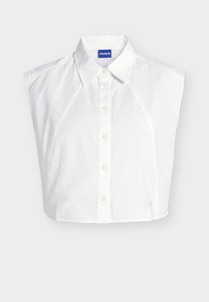 Λευκό αμάνικο πουκάμισο με κουμπιά και γιακά μπροστά, με ετικέτα της μάρκας Hugo μέσα στον γιακά και διακριτικό κεντητό λογότυπο κοντά στο τελείωμα.