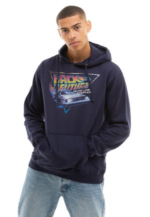 Navyblaue Kapuzenpullover aus Baumwolle mit einem Grafikdruck eines Autos und dem Text "Zurück in die Zukunft". Kängurutasche, gerippte Bündchen.