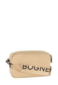 Beżowa torba na ramię z gładkiego materiału, wyposażona w zamek błyskawiczny oraz szeroki pasek z napisem "BOGNER" w grubym druku.