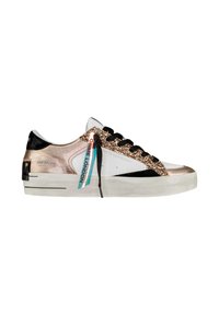 Sneaker con parte superiore in pelle bianca, accenti in suede neri e dettagli in glitter rosa oro. Include lacci neri e un'etichetta colorata.