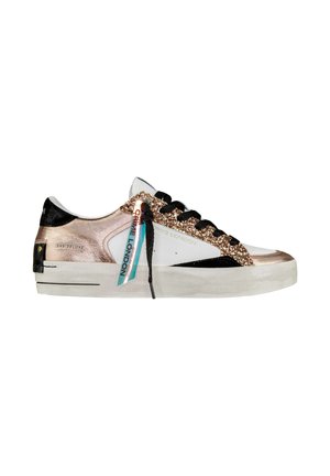 Sneaker con parte superiore in pelle bianca, accenti in suede neri e dettagli in glitter rosa oro. Include lacci neri e un'etichetta colorata.