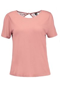 Lyserød T-shirt lavet af blødt stof, med en scoop-halsudskæring, korte ærmer og en crisscross-detalje på ryggen med blonde accenter.